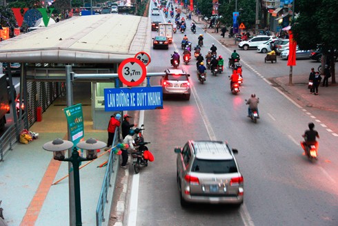 Xe buyt nhanh BRT o Ha Noi: Hy vong nhung nhieu hoai nghi