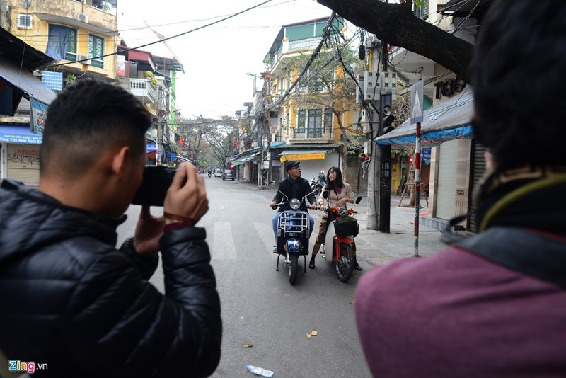 Dan nhiep anh do bo o at vao pho co sang mung 1 Tet-Hinh-9