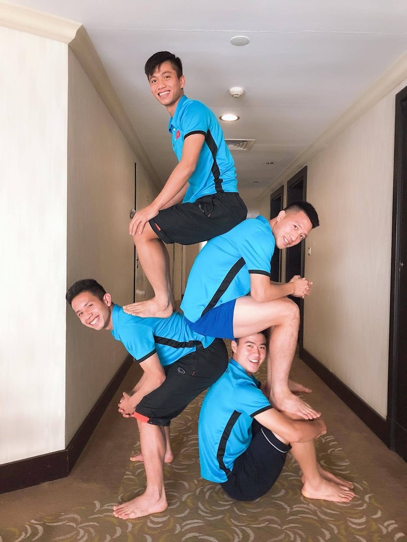 4 hot boy tuyen Viet Nam dua nhau 'xep hinh': Ai khoe hon ai?