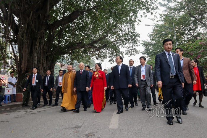 Tong bi thu, Chu tich nuoc va phu nhan cung kieu bao tha ca tien ong Tao-Hinh-8