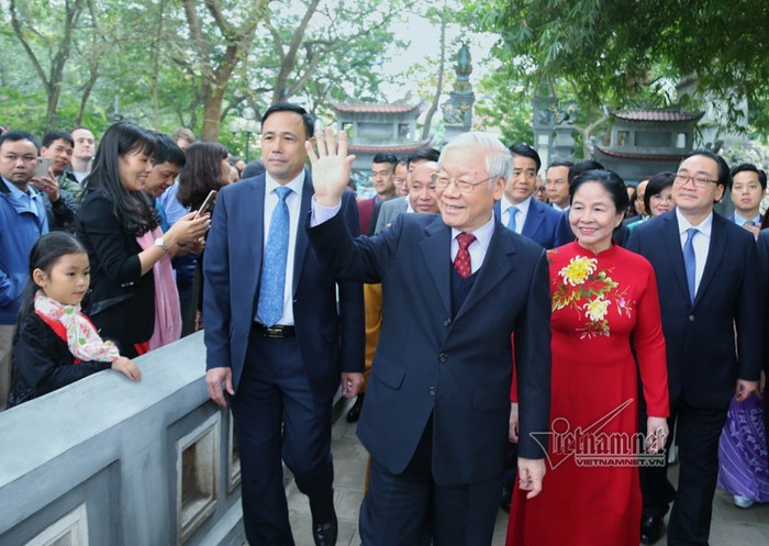 Tong bi thu, Chu tich nuoc va phu nhan cung kieu bao tha ca tien ong Tao