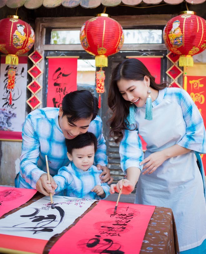 “Kieu nu” Ngoc Lan khoe anh don Tet ben chong va quy tu-Hinh-2