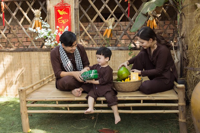 “Kieu nu” Ngoc Lan khoe anh don Tet ben chong va quy tu-Hinh-3