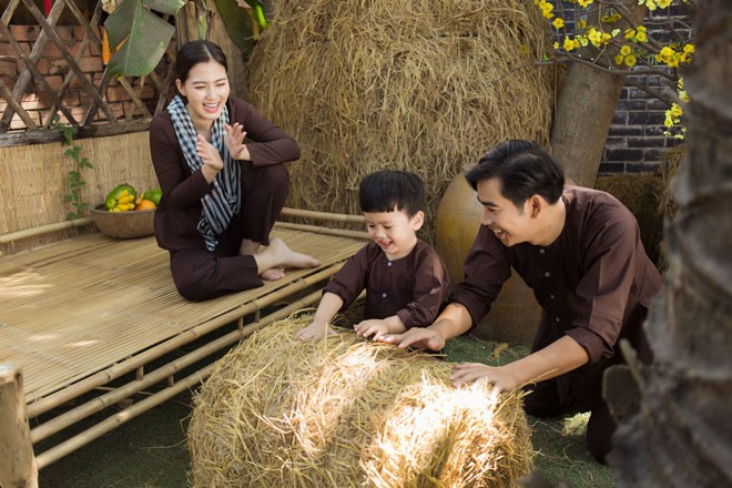 “Kieu nu” Ngoc Lan khoe anh don Tet ben chong va quy tu-Hinh-5