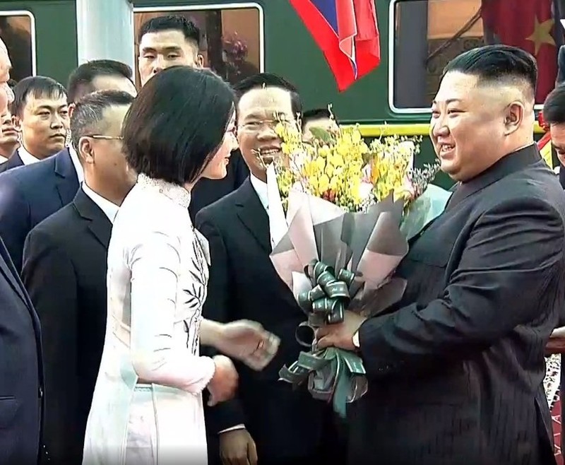 Nu sinh tang hoa ong Kim Jong Un dip thuong dinh My-Trieu la ai?-Hinh-2