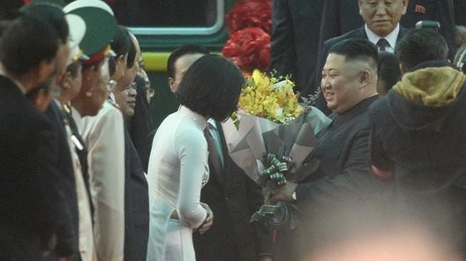 Nu sinh tang hoa ong Kim Jong Un dip thuong dinh My-Trieu la ai?