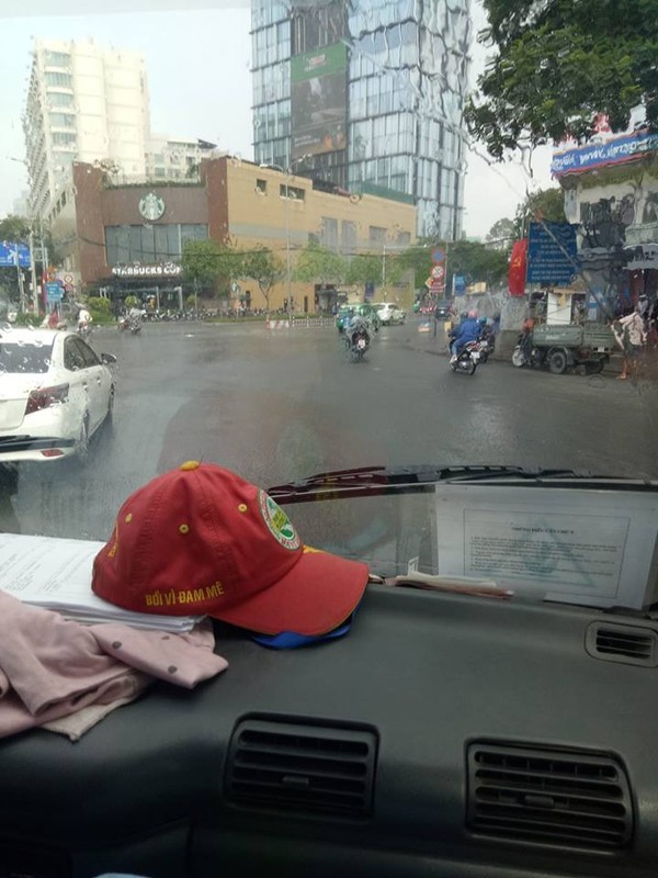 Con mua bat ngo o Sai Gon khien dan tinh reo ho phan khich-Hinh-10