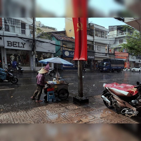 Con mua bat ngo o Sai Gon khien dan tinh reo ho phan khich-Hinh-11