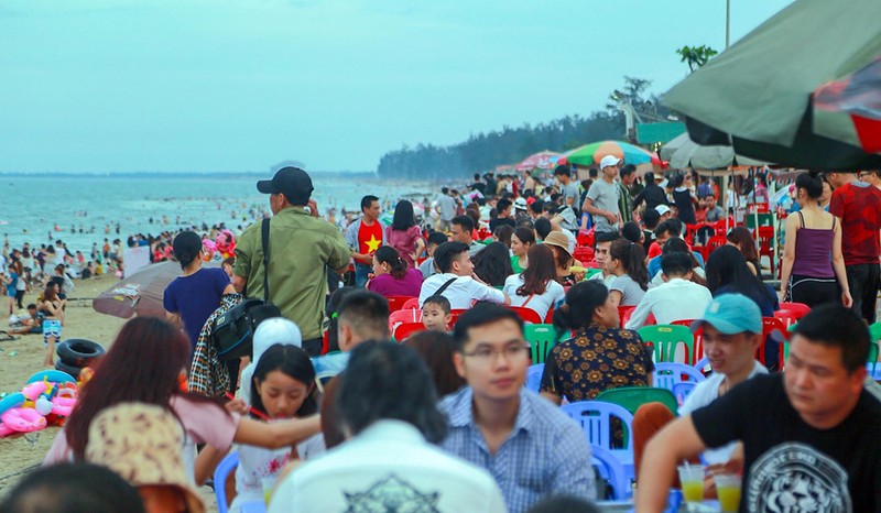 Hai hung bien nguoi do ve Cua Lo trong ky nghi le-Hinh-6