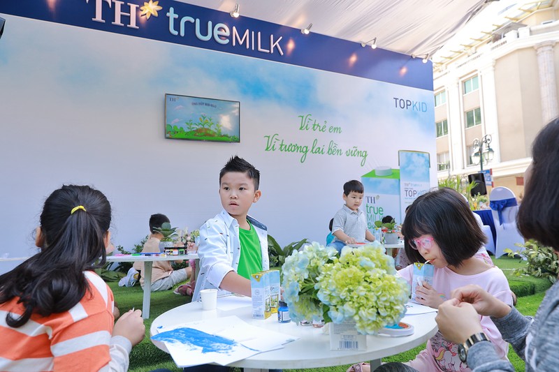 “Cau be biet tuot” Minh Khang tham gia hoat dong bao ve moi truong tai pho di bo Ho Guom-Hinh-2