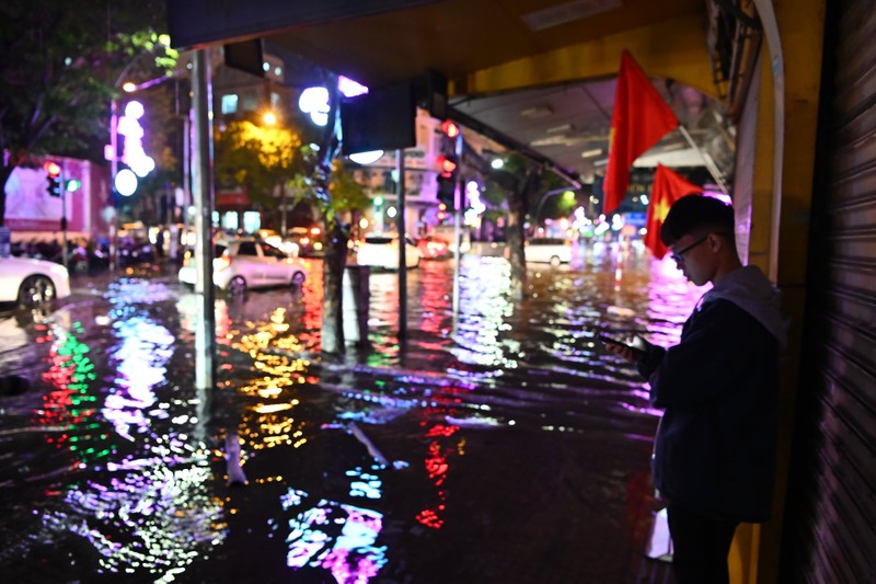 Ha Noi mua lon, nguoi dan loi nuoc bi bom dem giao thua-Hinh-2