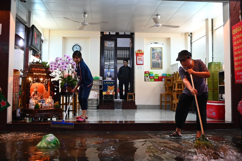 Ha Noi mua lon, nguoi dan loi nuoc bi bom dem giao thua-Hinh-3