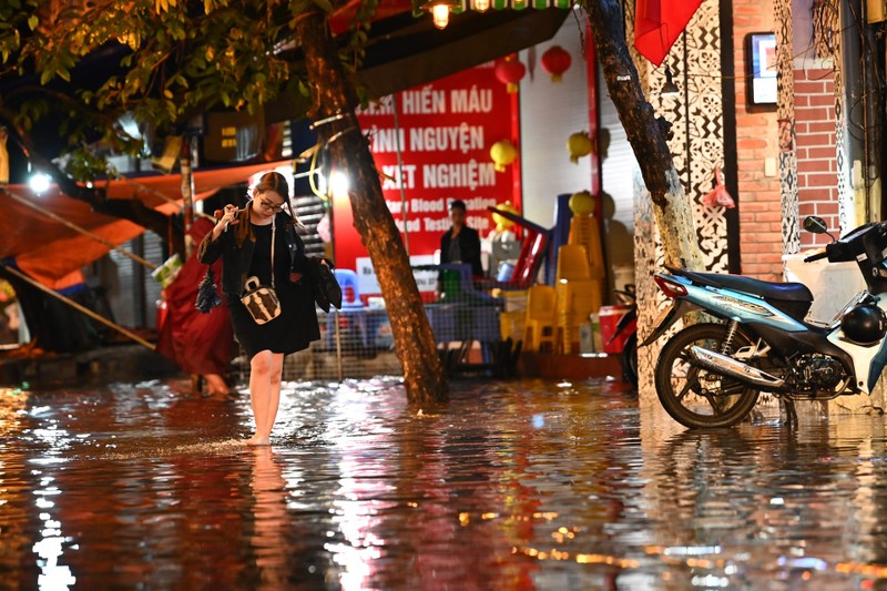 Ha Noi mua lon, nguoi dan loi nuoc bi bom dem giao thua-Hinh-7