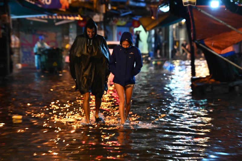 Ha Noi mua lon, nguoi dan loi nuoc bi bom dem giao thua-Hinh-8