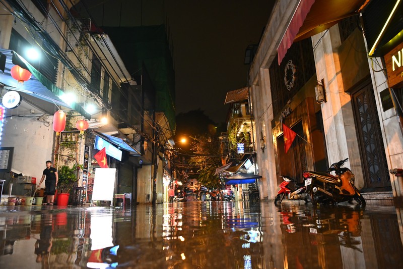 Ha Noi mua lon, nguoi dan loi nuoc bi bom dem giao thua