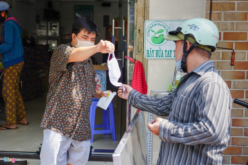 Hang quan o TP.HCM dung can cau thu tien, giao hang de tranh Covid-19-Hinh-8