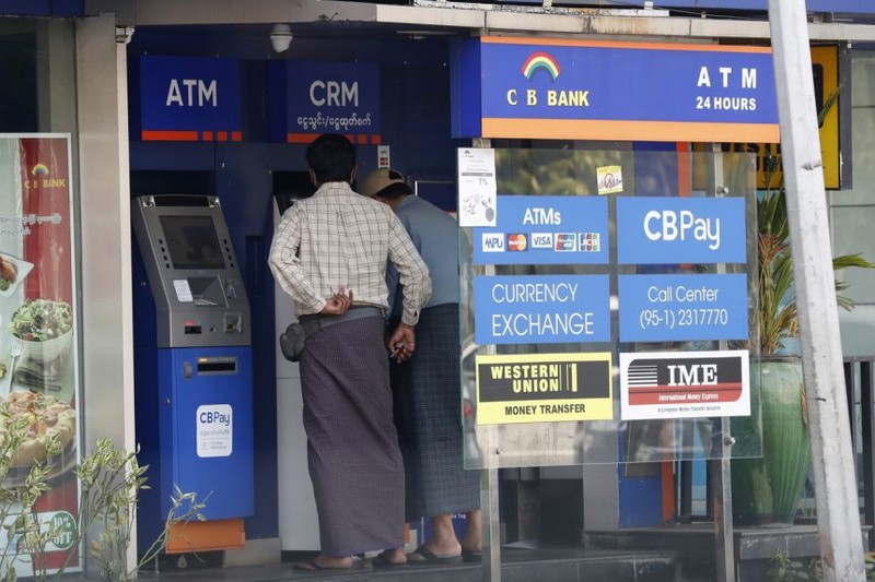 Ngan hang Myanmar han che dan rut tien tai ATM