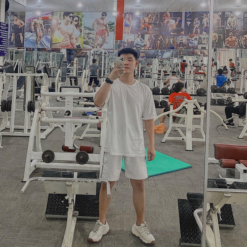 Chang trai lot xac nho tap gym trong dich-Hinh-5