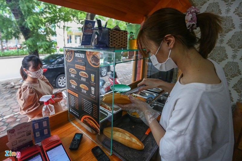 So phan nhung tiem banh mi Ha Noi ngay dich benh-Hinh-9