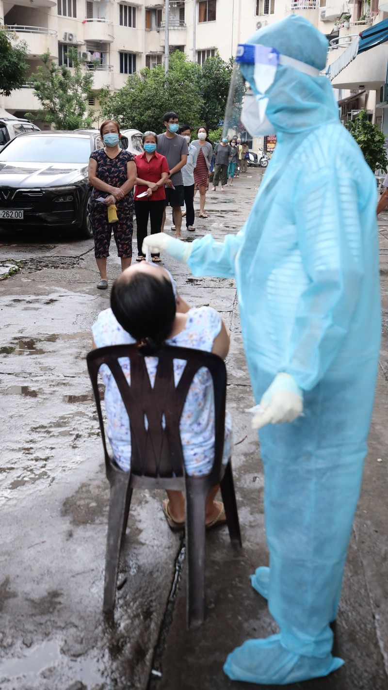 Mot ngay di cho ho nguoi dan TP.HCM cua anh linh tre-Hinh-20