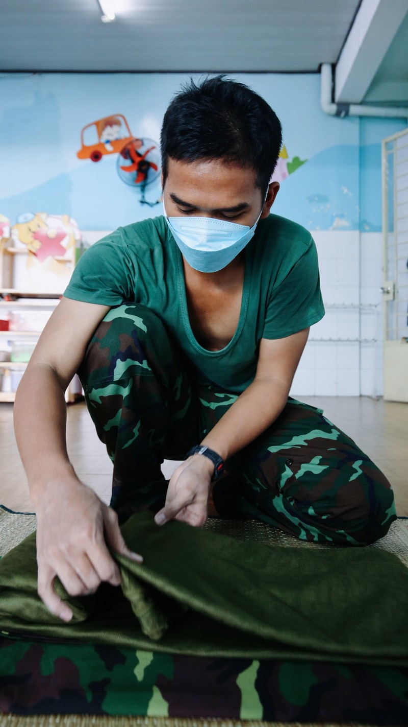 Mot ngay di cho ho nguoi dan TP.HCM cua anh linh tre-Hinh-4