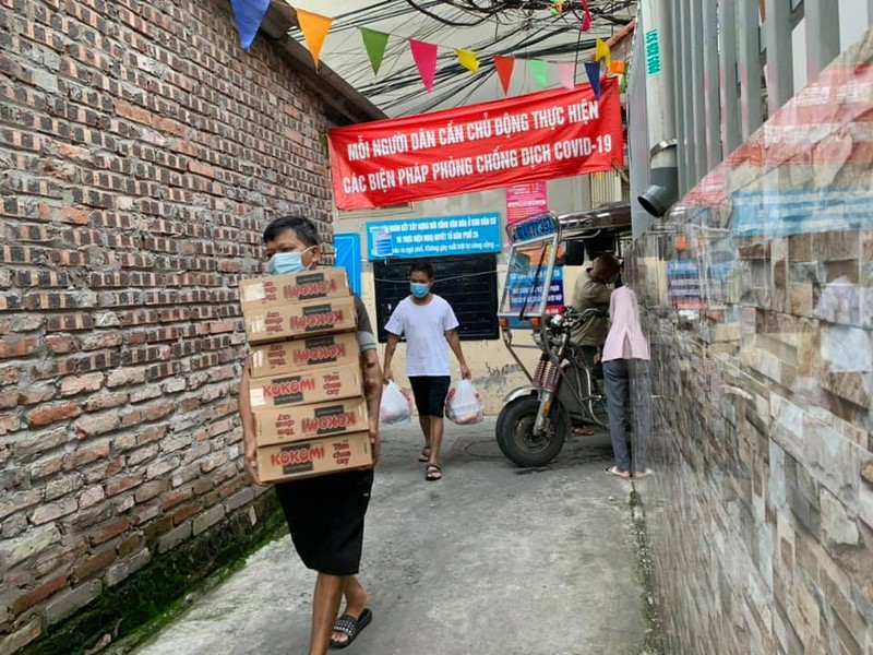 Bao Tri thuc va Cuoc song ho tro 100 phan qua cho ho kho khan do anh huong dich Covid-19 tai Ha Noi-Hinh-2