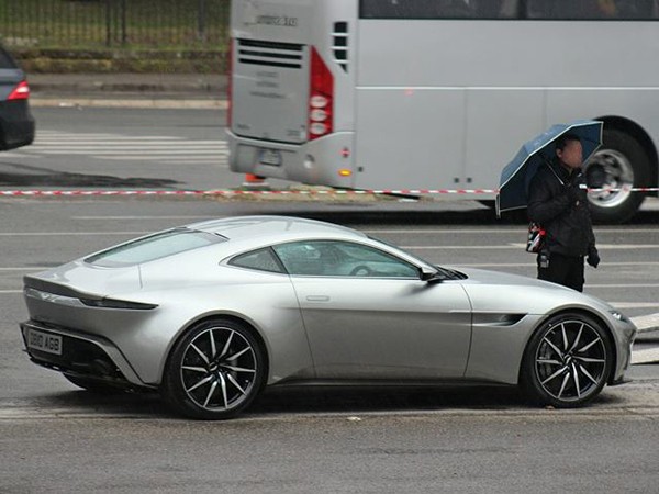 Xem Aston Martin DB10 chay trong phim truong Diep vien 007 moi-Hinh-2