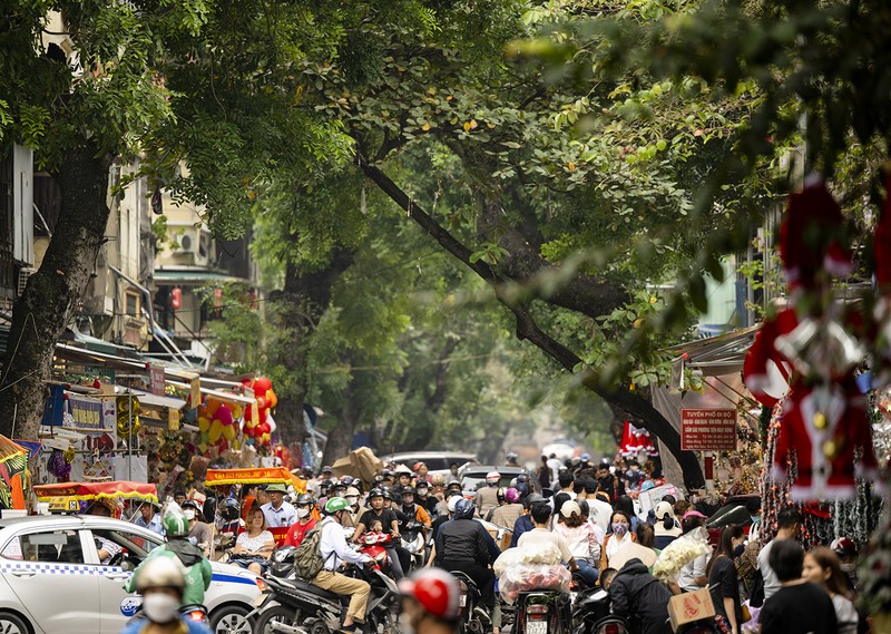 Pho Hang Ma lung linh huyen ao tua troi Au