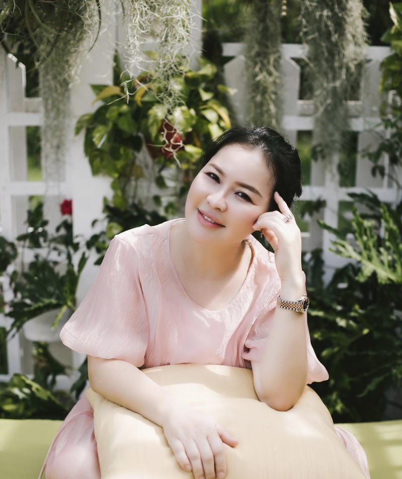 Hon nhan hanh phuc cua Quy Binh va ba xa doanh nhan Ngoc Tien-Hinh-3