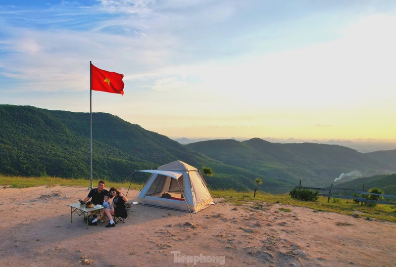 San may tren dinh Phuong Hoang - toa do 'check in song ao' moi cuc dep o Quang Ninh-Hinh-14