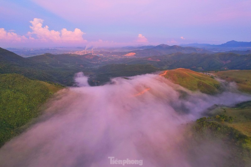 San may tren dinh Phuong Hoang - toa do 'check in song ao' moi cuc dep o Quang Ninh-Hinh-3