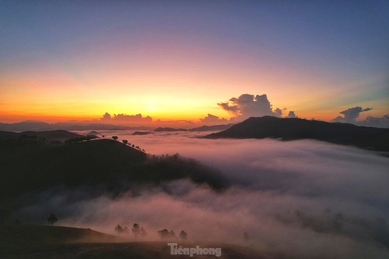 San may tren dinh Phuong Hoang - toa do 'check in song ao' moi cuc dep o Quang Ninh-Hinh-9