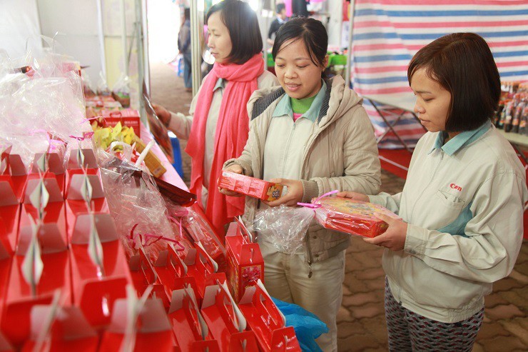 Kinh te kho khan, nhieu DN van chi hang chuc ty thuong Tet, tang them vang