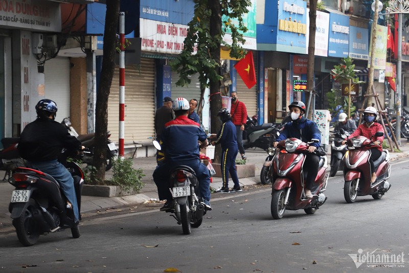 Gio cao diem o Ha Noi, xe may vo tu di nguoc chieu-Hinh-3