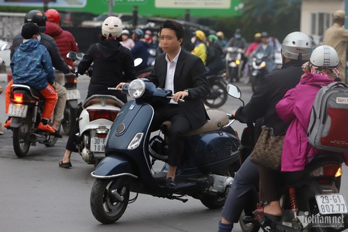 Gio cao diem o Ha Noi, xe may vo tu di nguoc chieu-Hinh-9