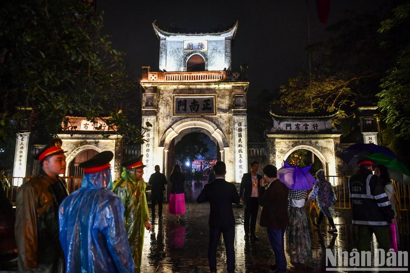 View - 	Hàng nghìn du khách đội mưa trắng đêm dự lễ khai ấn đền Trần