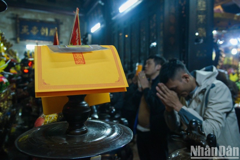 View - 	Hàng nghìn du khách đội mưa trắng đêm dự lễ khai ấn đền Trần
