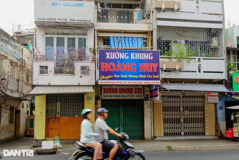 Nhieu cua hang tranh chep o TPHCM dong cua, tieu thuong lo lang-Hinh-4