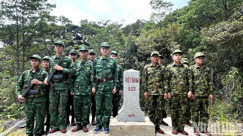 Hanh trinh kiem tra cot moc bien cuong tren dinh Giang Man