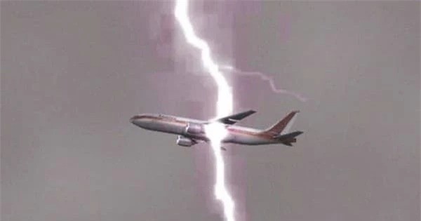 View - 	Máy bay trên trời bị sét đánh có nguy hiểm không?
