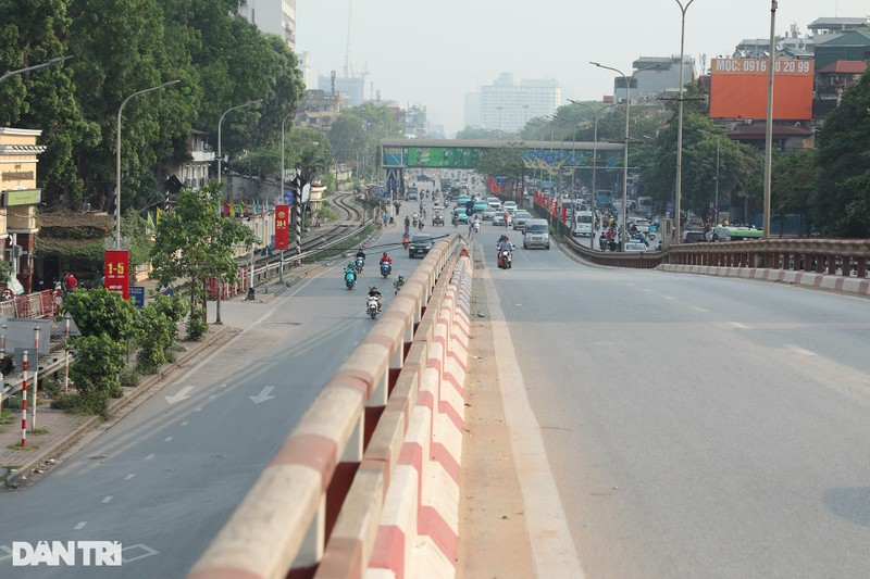 Ngay thu hai ky nghi le, duong pho Ha Noi vang ve-Hinh-10