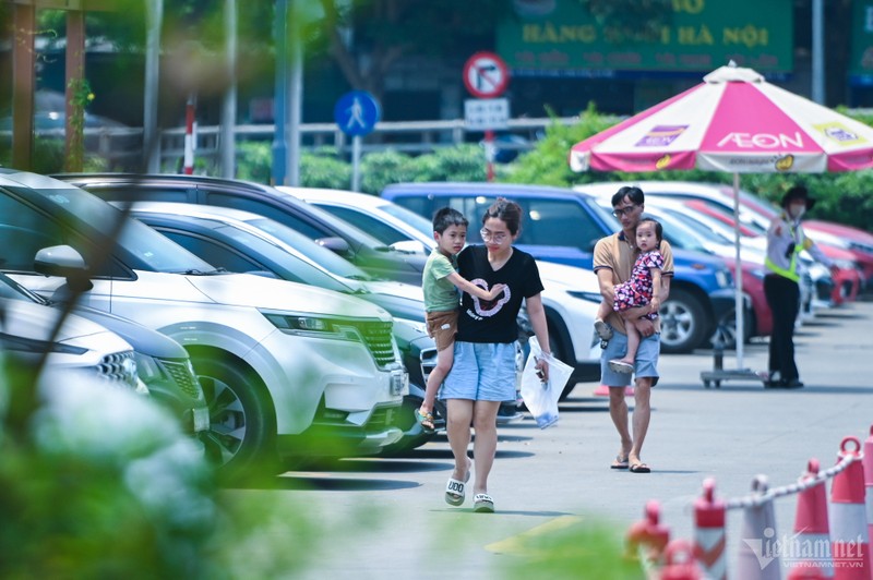 'Bien nguoi' vao trung tam thuong mai tron nang mua sam ky nghi le-Hinh-6