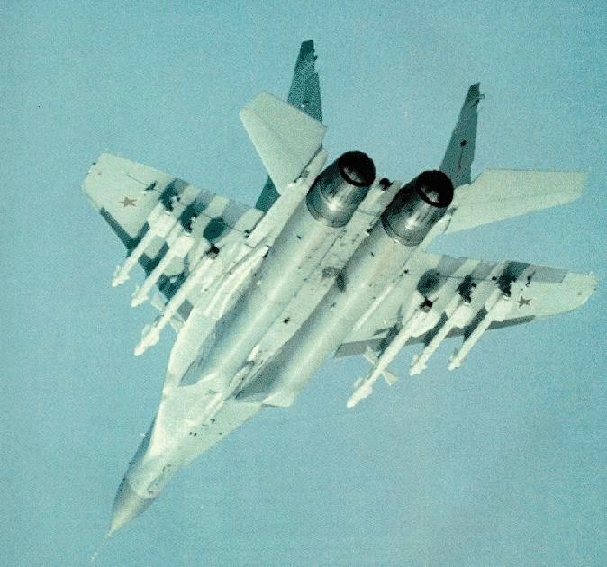 MiG-29 cua Iran tap tran xe toac muc tieu gia dinh tren khong-Hinh-13
