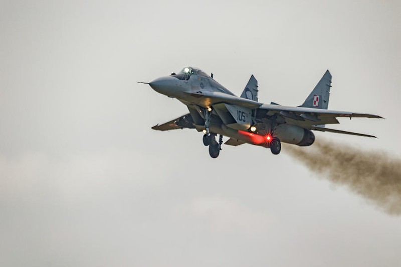 MiG-29 cua Iran tap tran xe toac muc tieu gia dinh tren khong-Hinh-16