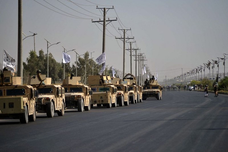 Dan vu khi cuc khung Taliban mang ra duyet binh tai Kabul-Hinh-5