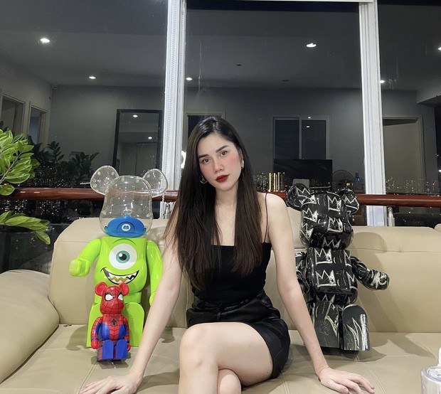 Lo danh tinh gai xinh choi Bearbrick tien ty lam netizen choang vang-Hinh-2