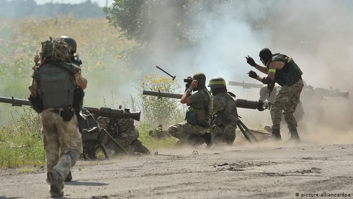 Chi dung phao binh, phe ly khai khien quan Ukraine phai bo chay-Hinh-2