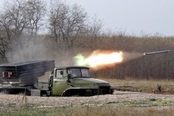 Nong: Donetsk va Lugansk vua hung con mua dan phao cua Ukraine-Hinh-2