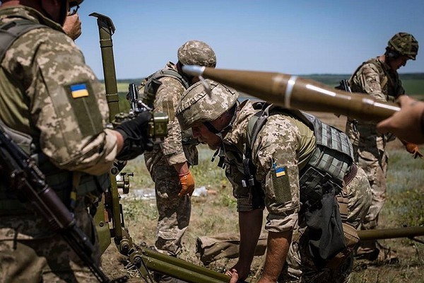 Nong: Donetsk va Lugansk vua hung con mua dan phao cua Ukraine-Hinh-5