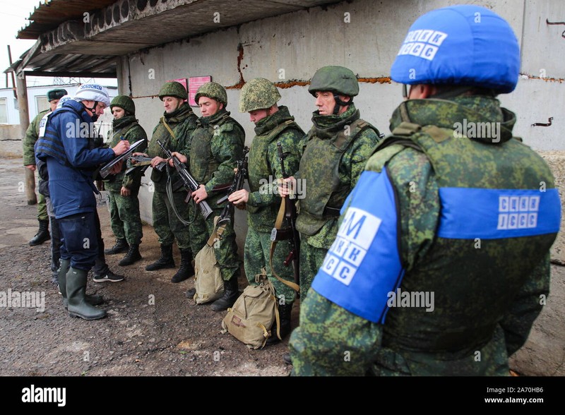 Dai quan Ukraine ap sat Donbass, cang thang Ukraine - Belarus leo thang-Hinh-11